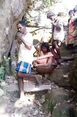सडक़ के अभाव में गर्भवती को कांवर के सहारे अस्पताल लाने की मजबूरी