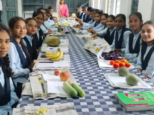 फल व सब्जियों का किया प्रदर्शन