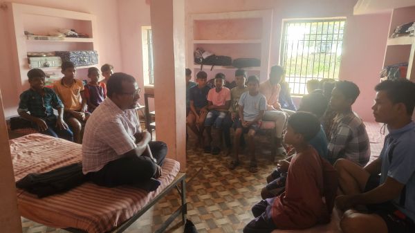 एसडीएम ने आदिवासी बालक छात्रावास खट्टी और आदिवासी बालक आश्रम परसदा का किया निरीक्षण