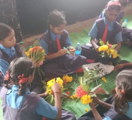 बच्चों ने फूलों से गुलदस्ता बनाना और पेंटिंग करना सीखा