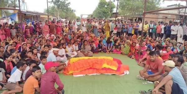 8 घंटे चला ग्रामीणों का प्रदर्शन, सीएम ने की 4-4 लाख की घोषणा