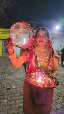 पति की दीर्घायु के लिए सुहागिनों ने रखा व्रत   चांद देखकर की पूजा-अर्चना