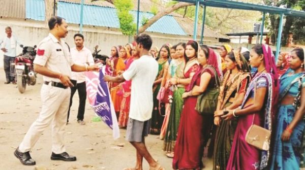 अवैध शराब के खिलाफ महिलाएं लामबंद, सौंपा ज्ञापन