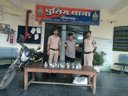 शराब संग आरोपी पकड़ाया
