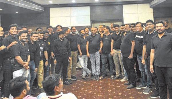 काले कपड़े पहनकर सरकार का विरोध जताया
