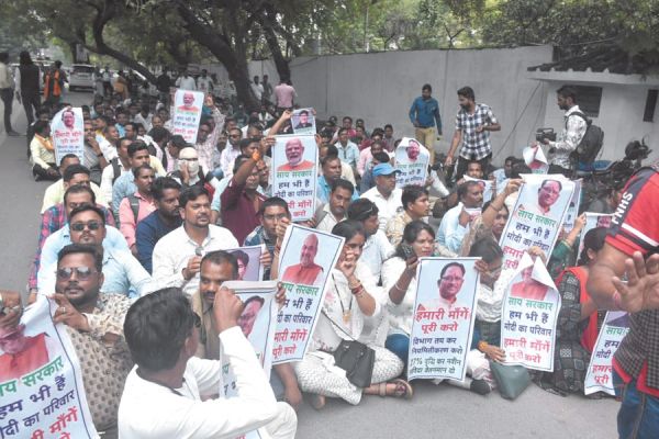 कंप्यूटर ऑपरेटरों ने भी डिप्टी सीएम का बंगला घेरा