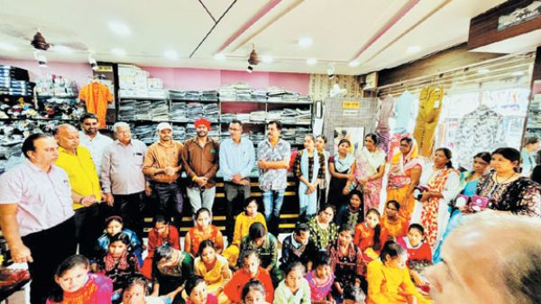 सालासर समिति ने दिव्यांग बच्चों को दिलाए नए कपड़े व मिठाई
