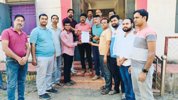  सडक़ मरम्मत के लिए एसडीएम को सौंपा ज्ञापन  चक्काजाम करने की चेतावनी
