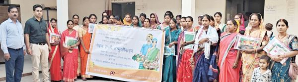 पोषण सखी उन्मुखीकरण पर महिलाओं को प्रशिक्षण