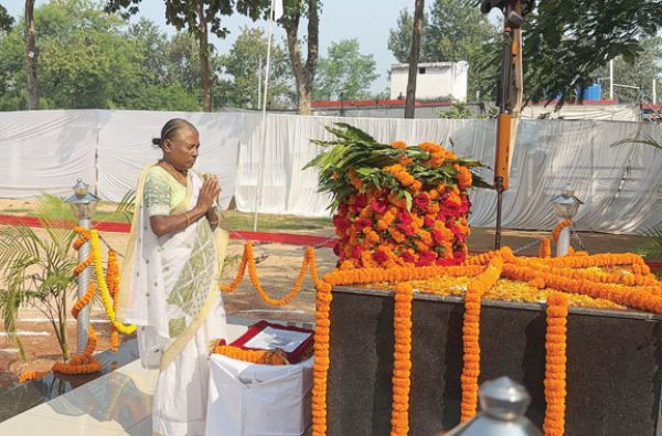 शहीद जवानों को दी श्रद्धांजलि