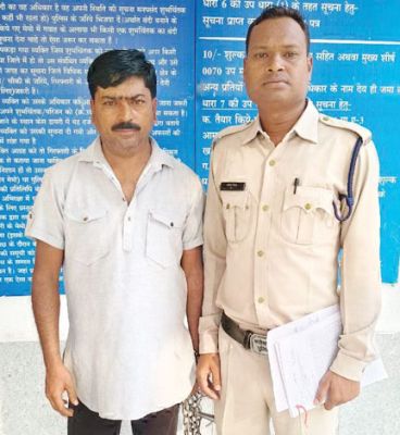 फरसा लहराकर कर रहा था भयभीत, गिरफ्तार
