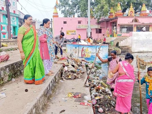 स्वच्छता अभियान चला तालाब  की सफाई