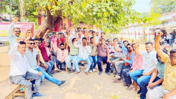 दूसरे दिन भी हड़ताल पर रहे स्टाम्प वेंडर