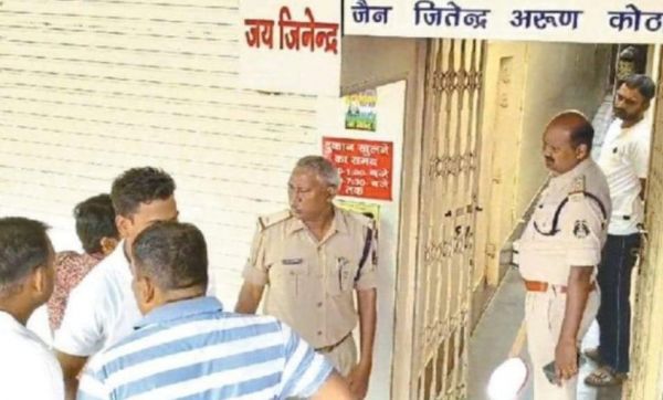 आधी रात चोरों ने शटर तोडक़र लॉकर से निकाले 5 लाख 