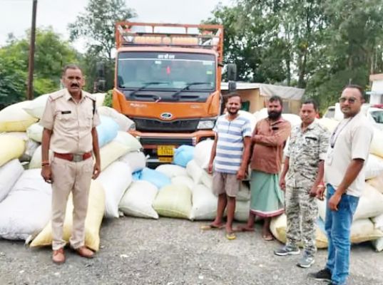 सडक़ किनारे खड़ी ट्रक से साढ़े 22 लाख का अफीम बरामद, आरोपी फरार