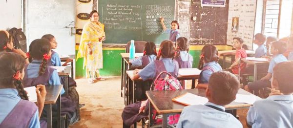 परख सर्वें के लिए शिक्षिका बच्चों को करा रहीं अभ्यास