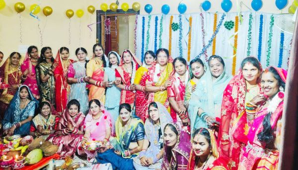 सुहागिनों ने रखा करवा चौथ