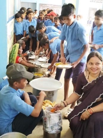 शिक्षिका ने जन्मदिन पर बच्चों को दिया नेवता भोज