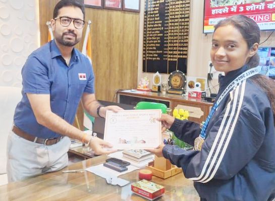 मेघा को शूटिंग स्पर्धा में 2 पदक, कलेक्टर ने दी बधाई