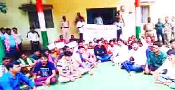 बुनियादी सुविधाओं की मांग  पर नगर पंचायत का घेराव
