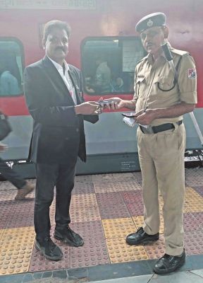 एसी डिब्बे में लावारिस मिला मोबाइल आरपीएफ को सौंपा टीटीटाई ने