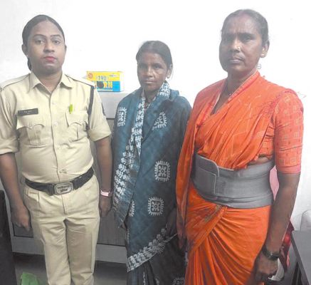 पहले बीच रास्ते सवार हुईं और पर्स लेकर उतर गईं, गिरफ्तार