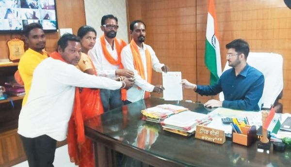 शिवसेना ने सीमेंट कंपनियों के खिलाफ सौंपा ज्ञापन