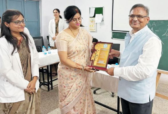 छात्र-छात्राओं को सिखाए नर्सिंग के गुर
