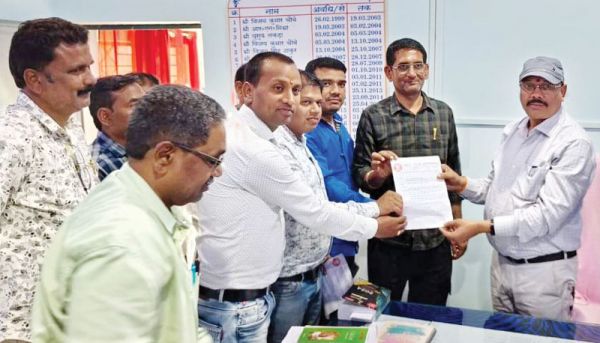 संविलियन पूर्व सेवा गणना सहित अन्य मांगों पर 24 को शिक्षक सामूहिक अवकाश पर