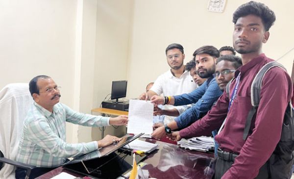 अजजा बालक छात्रावास के अधीक्षक की गैर मौजूदगी से छात्र परेशान