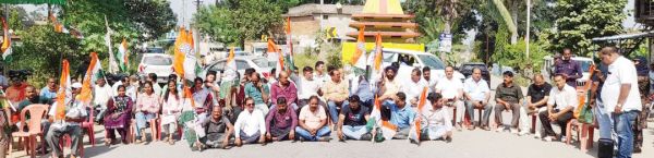 सरगांवा-घंघरी सङक़ बदहाल, कांग्रेस का चक्काजाम