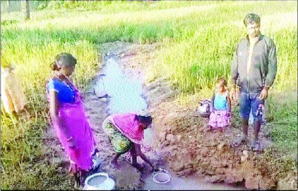 हैंडपंप नहीं, गांव के 30 परिवार तरस रहे शुद्ध पानी को