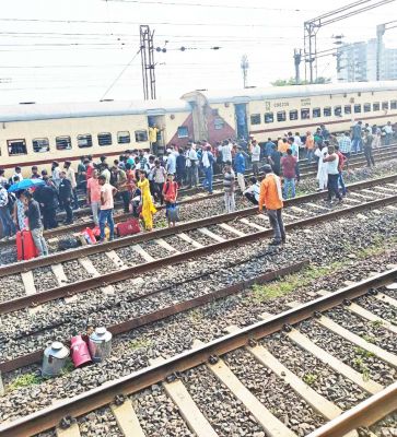 बेपटरी हुई शालीमार एक्सप्रेस आधी रात 8 घंटे की देरी से पहुंची नांदगांव