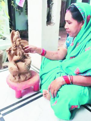 दिवाली को लेकर बाजार गुलजार, लक्ष्मी की प्रतिमा को अंतिम रूप देने जुटे कुम्हार