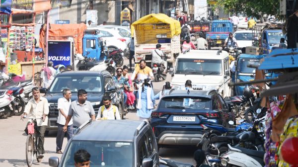 दुकानों के सामने गाड़ी पार्किंग बंद करें