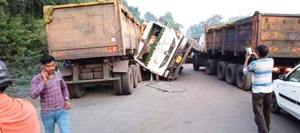 ट्रेलर के केबिन में सो रहे खलासी की कोयले में दबकर मौत  