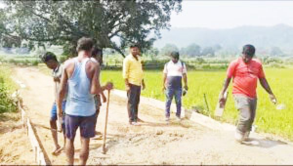 सीसी रोड निर्माण में भ्रष्टाचार की चर्चा और जांच, ग्रामीण कर रहे विरोध