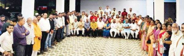 रविशंकर त्रिपाठी की प्रतिमा के लिए उपमुख्यमंत्री साव ने दिए 8 लाख