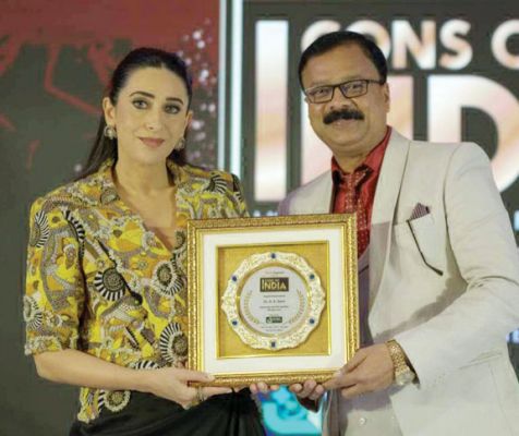 करिश्मा कपूर के हाथों डीके सोनी को बेस्ट एडवोकेट एंड आरटीआई एक्टिविस्ट ऑफ द ईयर का अवार्ड