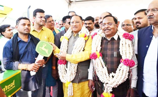 किसानों को सीएम के हाथों मिली ट्रैक्टर की चाबी