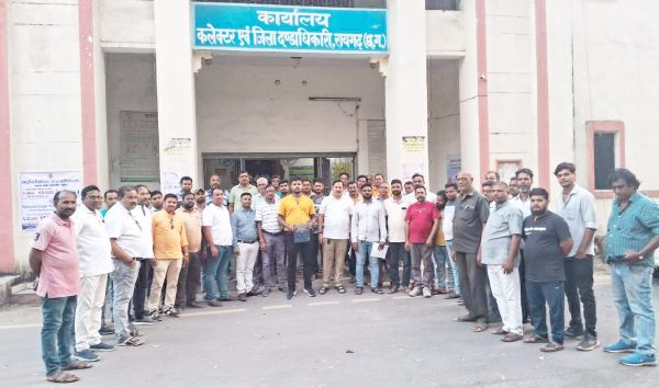 ओवरलोड बंद करने ट्रेलर यूनियन ने सौंपा ज्ञापन
