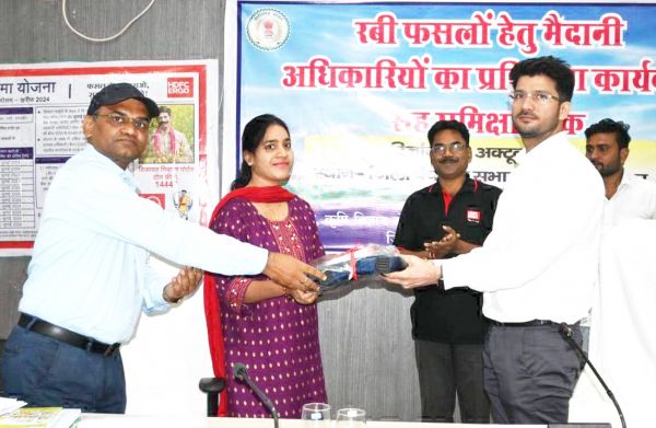 फसलों को कीट प्रकोप से बचाने किसानों को दें उचित सलाह-कलेक्टर