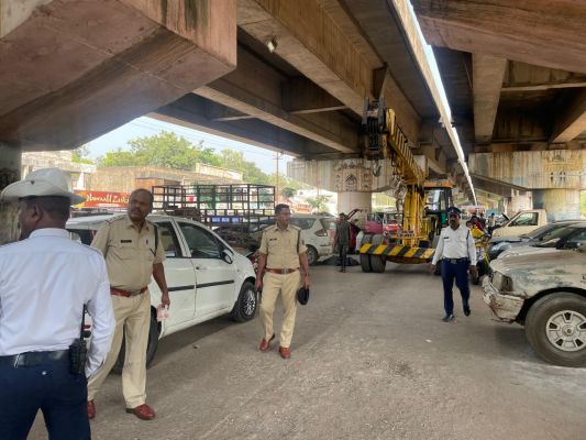 अवैध रूप से खड़े वाहनों  को क्रेन से हटाया