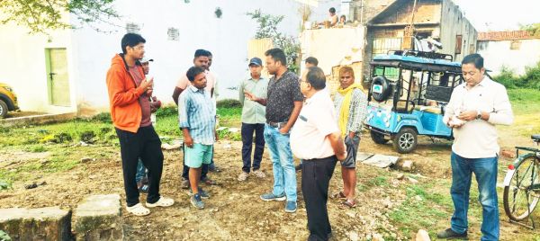आयुक्त ने किया मोहारा बस्ती का निरीक्षण