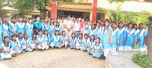 सरायपाली स्कूल में महिला सेल ने छात्राओं को किया सशक्त