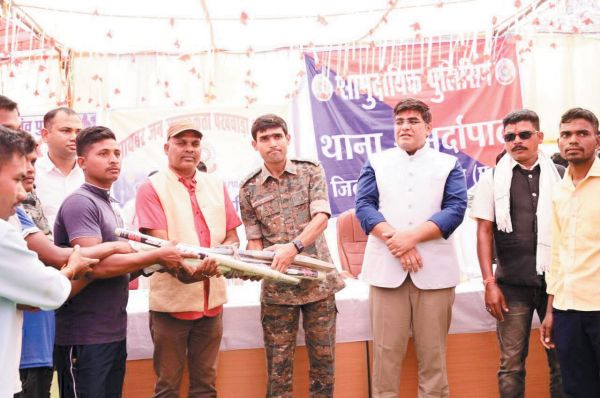 लखापुरी में सामुदायिक पुलिसिंग, योजनाओं की दी जानकारी