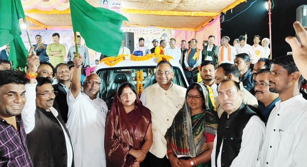 सरगुजा सांसद व सामरी विधायक ने एम्बुलेंस को झंडी दिखाकर किया रवाना