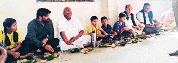 न्योता भोज, सांसद चिंतामणि महाराज ने स्कूली बच्चों संग बैठकर किया भोजन