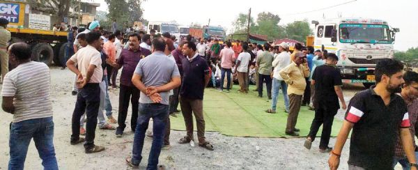 जर्जर सडक़, सीतापुर विकास मंच-व्यापारी संघ का पुन: चक्काजाम