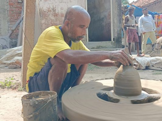 दीयों से दूसरों के घरों को रौशन कर रहे कुम्हारों की जिंदगी में अंधेरा